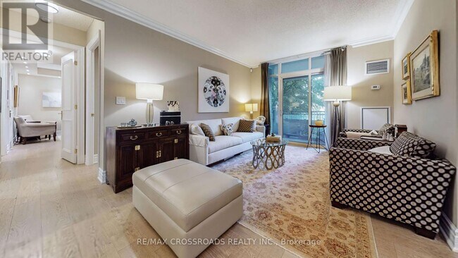 Photo du bâtiment - 10 Old York Mills Rd