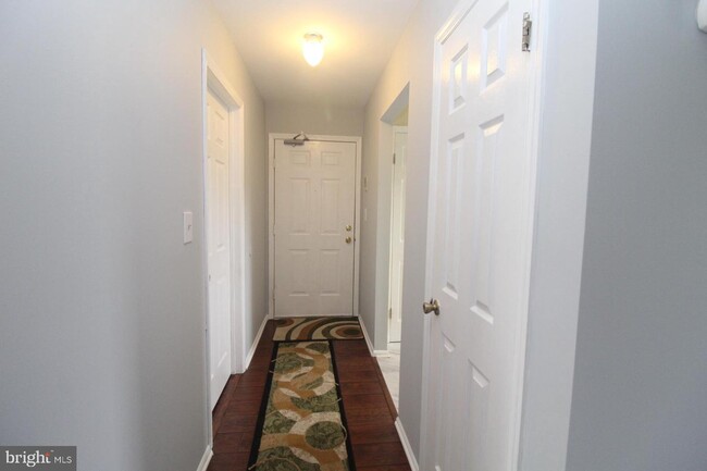 Foto del edificio - 8 Barclay Ct