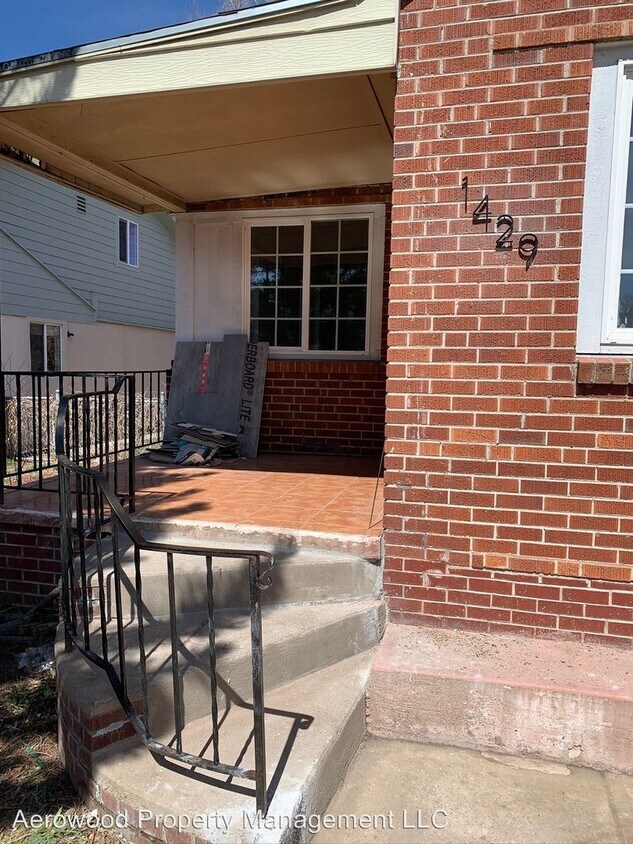 Primary Photo - 5 br, 2 bath Apartment - 1429 W Dakota Ave