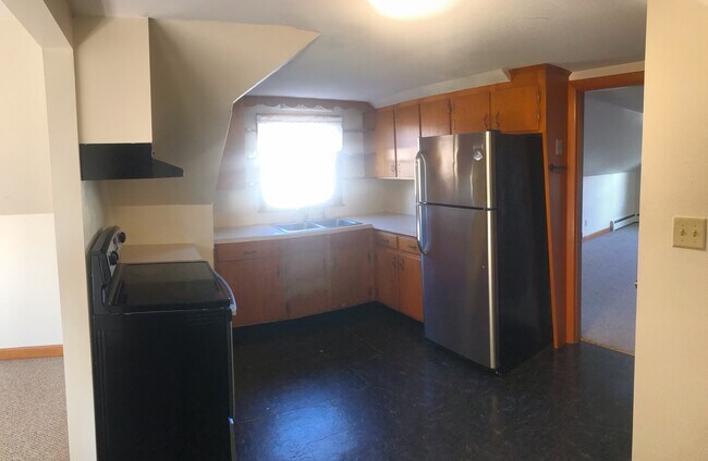 Kitchen - 560 Mammoth Rd