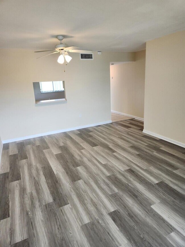 Foto del edificio - 731 N Pine Island Rd