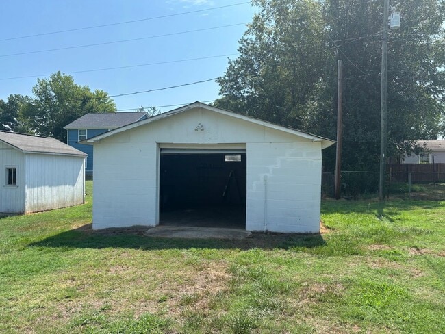 Building Photo - 150 Draper Ln