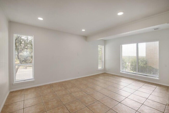 Foto del edificio - 3431 N Hills Dr