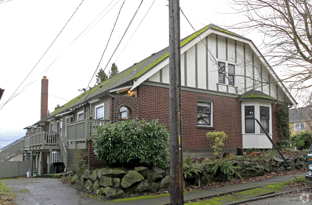 Building Photo - 3400 E Marion St