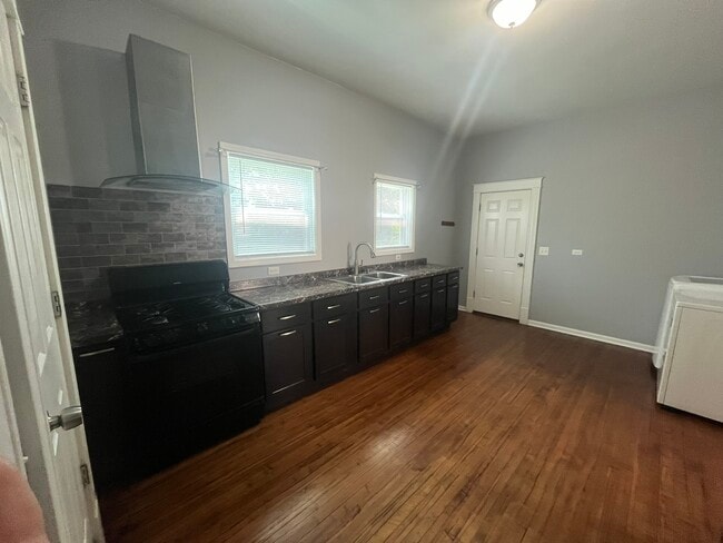 Kitchen - 1802 N Karlov Ave