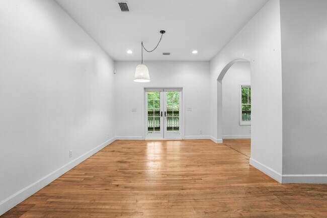 Foto del edificio - 126 McHenry Rd
