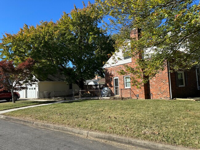 Foto del edificio - 9201 Woodlake Dr