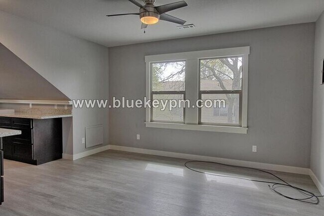 Building Photo - 2422 NE Glisan St