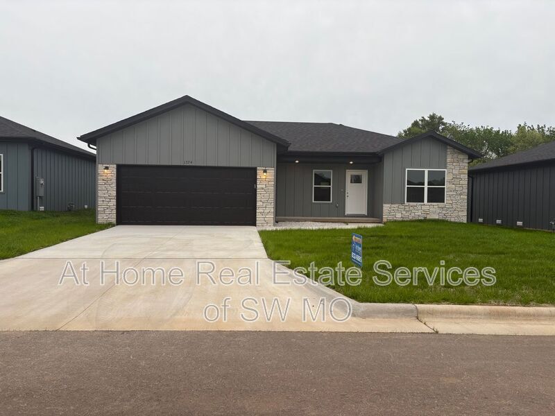 Primary Photo - 1374 S Shayla Ave