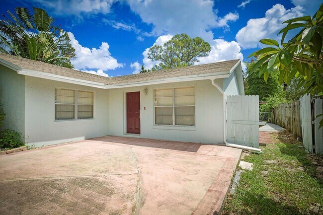 Foto del edificio - 2346 Caroma Ln