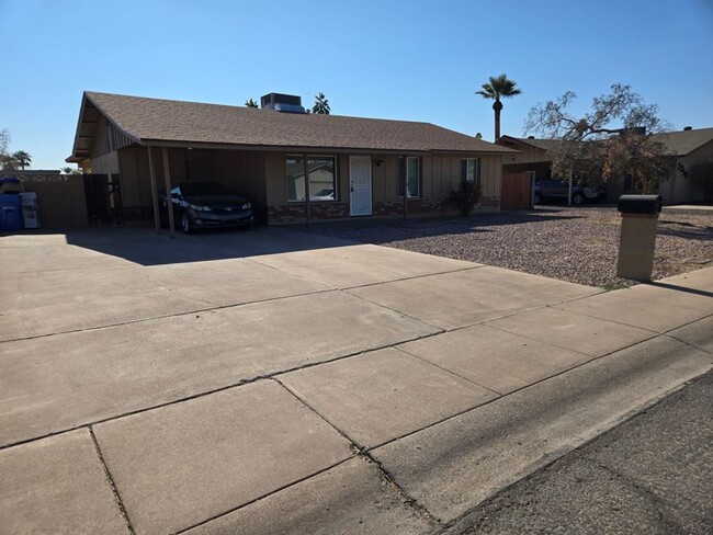 Building Photo - Fantastic 3 bed 2 bath home in Phoenix. NO...