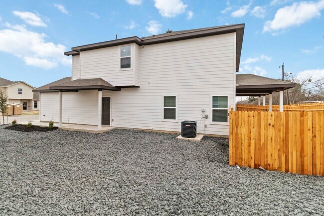 Foto del edificio - 6 Weeks Free! Brand-New 2-Story Townhome with Private Yard & 2-Car Garage