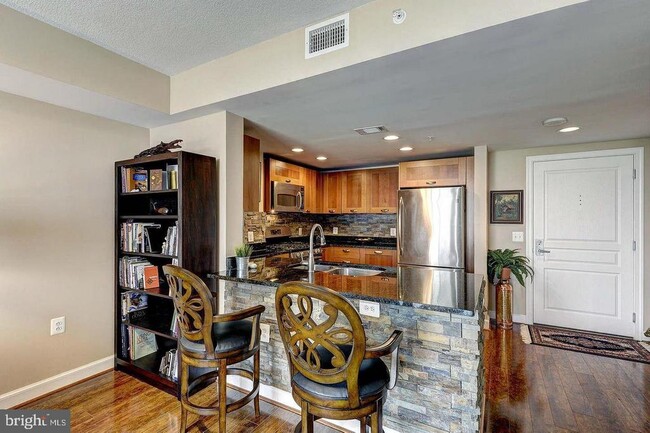 Foto del edificio - 2451 Midtown Ave