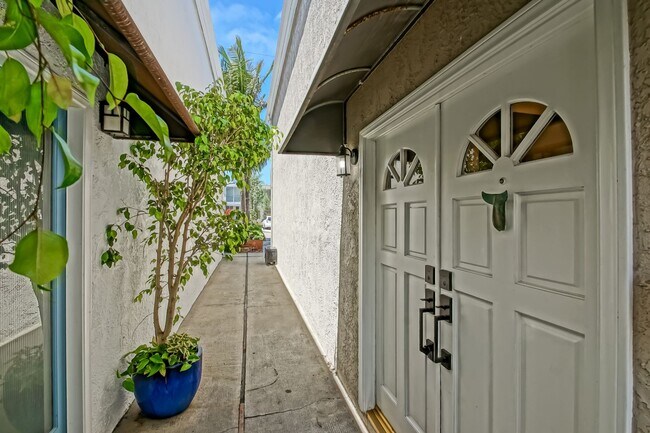 Building Photo - RECENTLY REMODELED, BRIGHT & AIRY 3BR2BA G...