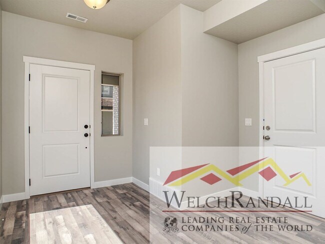 Foto del edificio - 3-Bed Townhome in Farmington – Style, Spac...