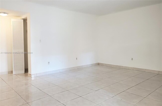 Building Photo - 10020 Northwest 9th Street Circle Apt #102...