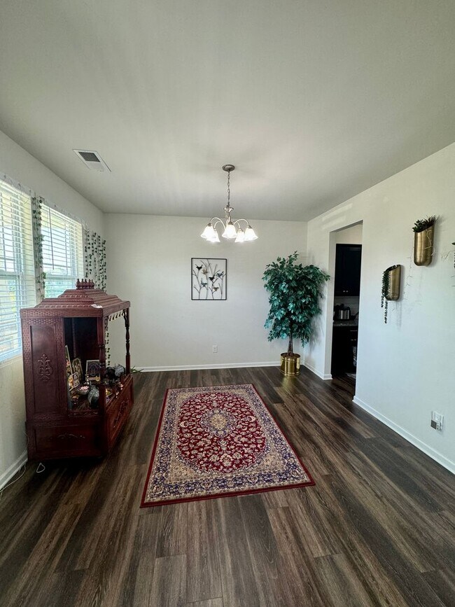 Building Photo - Spacious 5BR/4.5BA Home in Cheyney