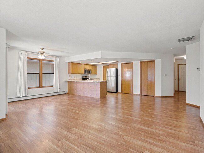 Foto del edificio - Spacious 2BR Rental with Open Floor Plan & Low-Maintenance yard