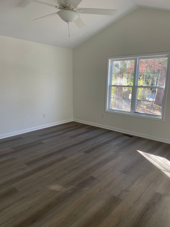 Building Photo - Updated 3 Bedroom Convenient to Shopping &...