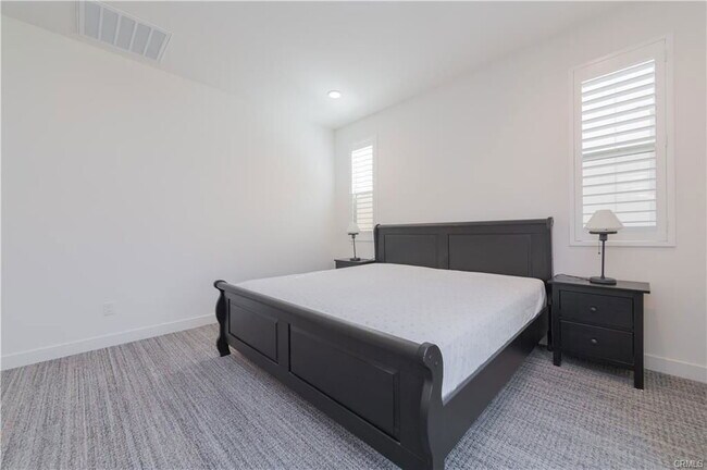 Building Photo - 211 Sawbuck