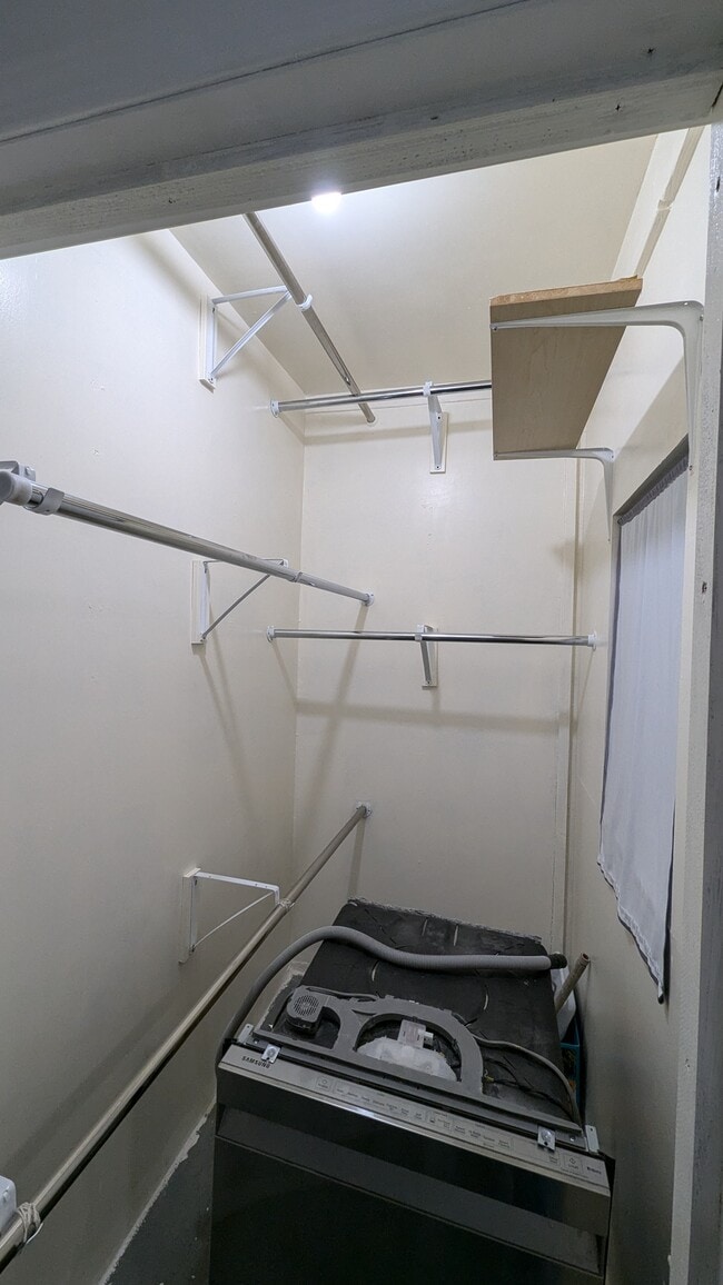 Unidad n.° 3 Armario de almacenamiento con vestidor - 18721 Galleano St