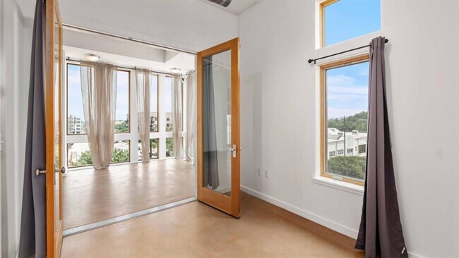 Foto del edificio - 2124 E 6th St