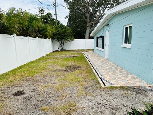Building Photo - 3 Bedroom 1 bath house located in the beau...