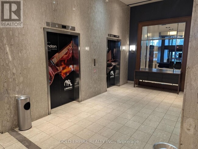 Photo du bâtiment - 300 King St