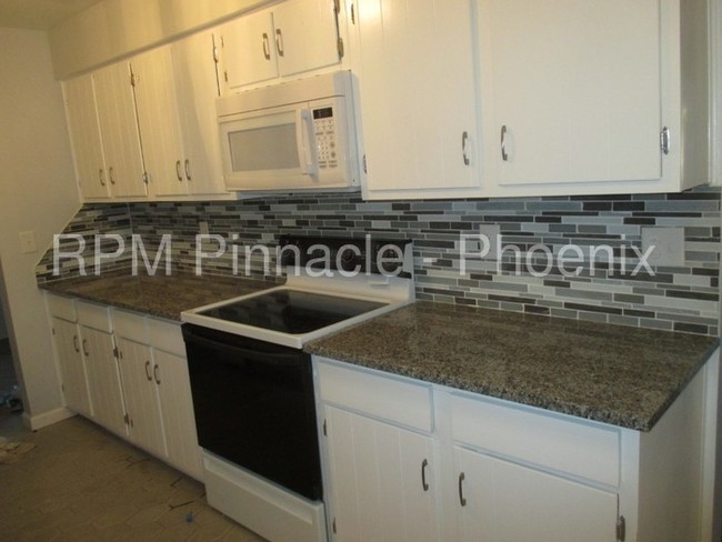 Building Photo - 1205 E Northshore Dr
