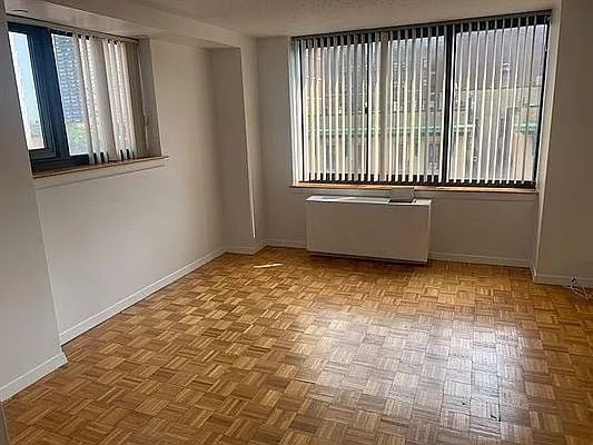 Building Photo - "Charming 1-Bedroom Sanctuary in Prime NYC Location!"