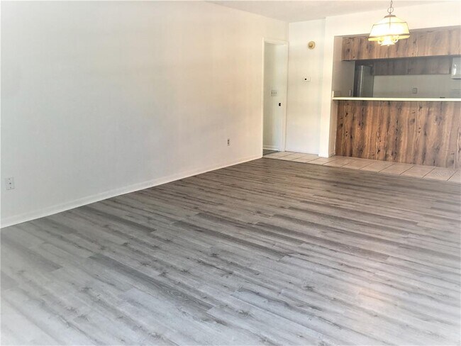 Building Photo - 13608 S Village Dr