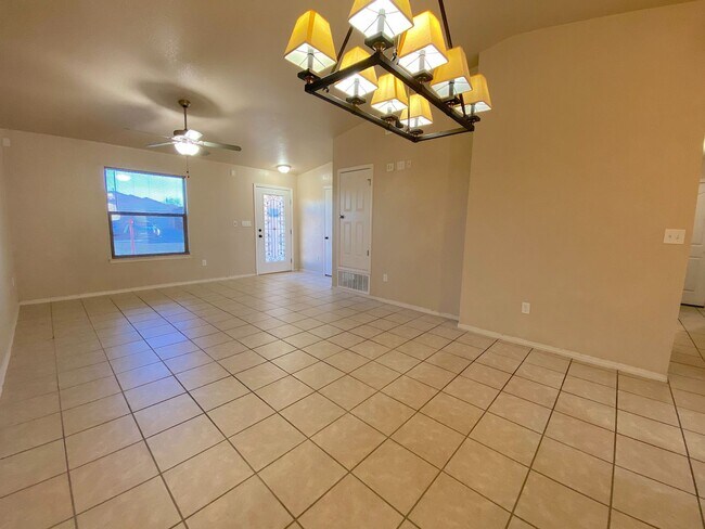 Foto del edificio - Northeast El Paso 3 Bed Refrig A/C