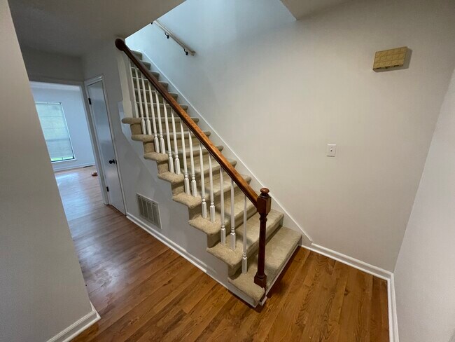 Building Photo - 3215 Bel Ridge Rd
