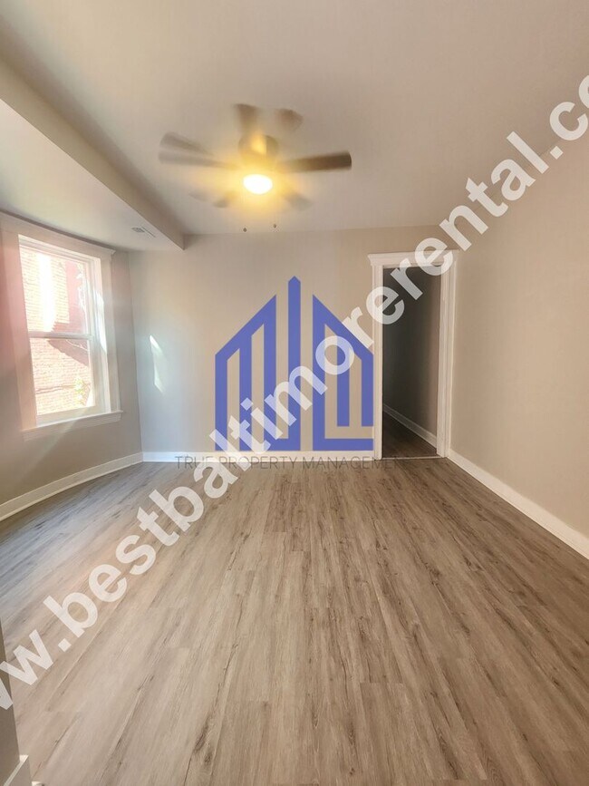 Foto del edificio - Spacious 4 Bedroom 2.5 Bath House in West ...