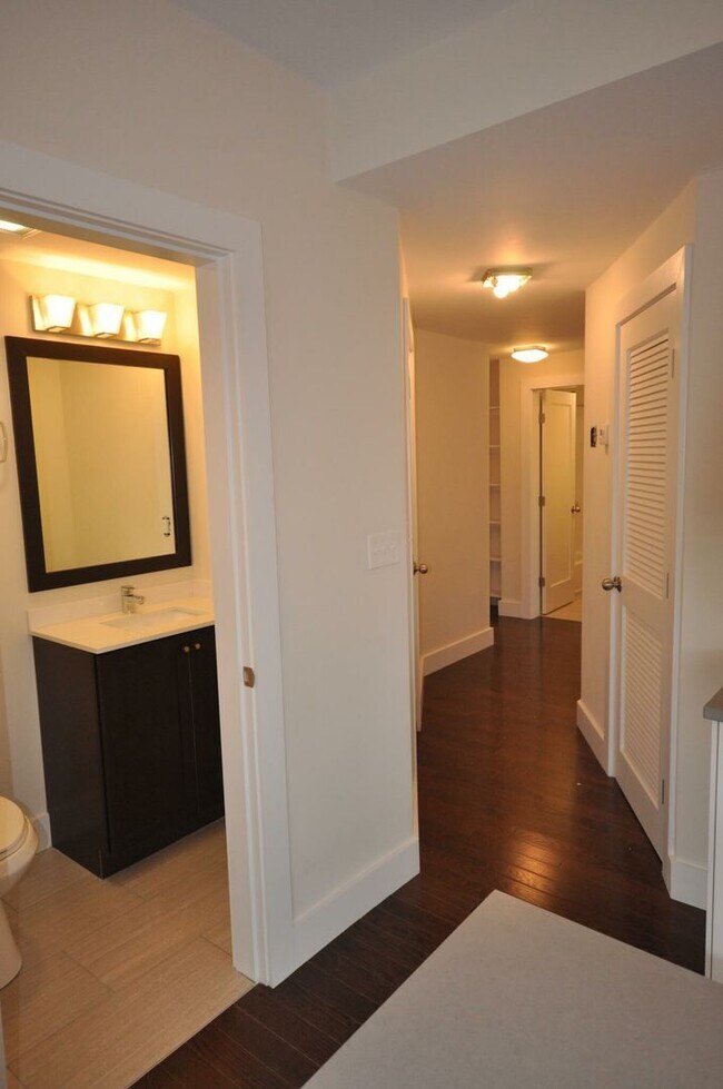 Building Photo - Luxurious 3 bedroom!