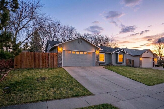 Foto del edificio - GREAT LOCATION - 3bd/2ba Home w/Room to Park Your Toys!