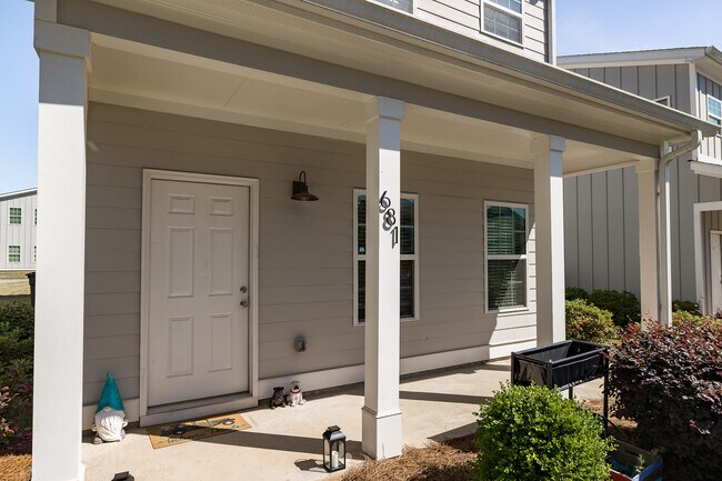 Building Photo - 681 W Vincent Dr