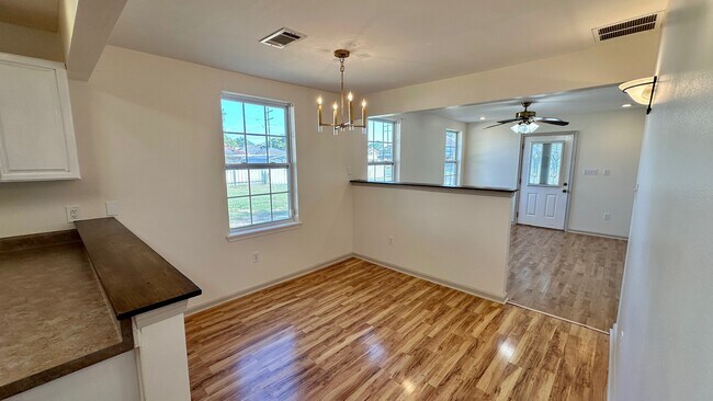 Building Photo - 413 Trist Pl