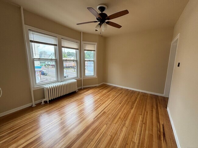 Building Photo - 252 Maplewood Ave