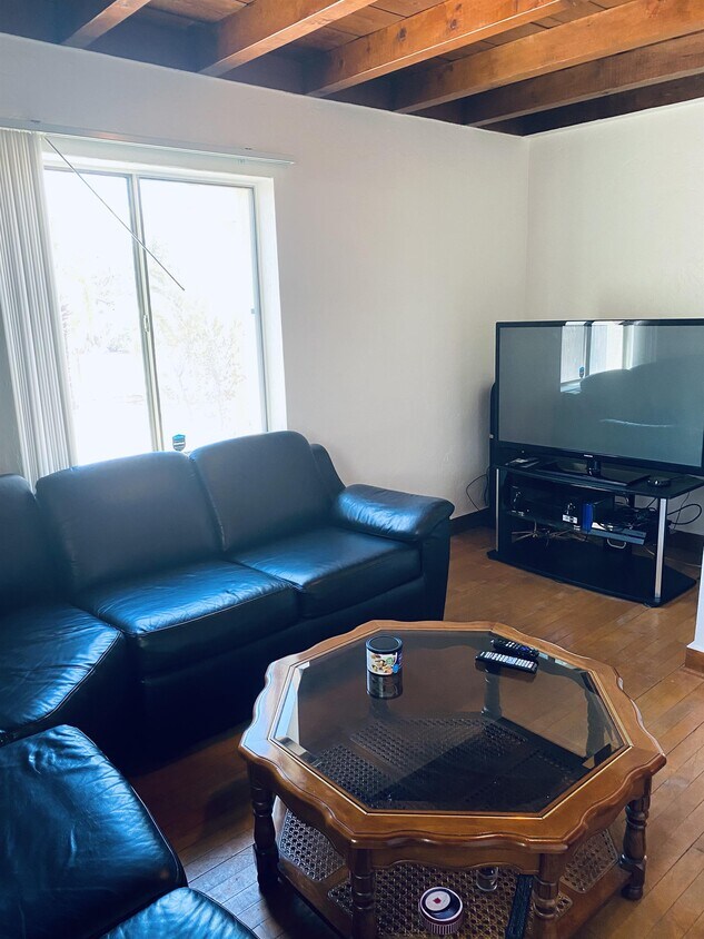 Foto principal - 4825 E 4th St