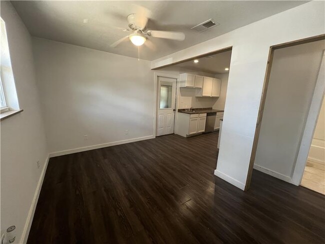 Foto del edificio - 904 W Avenue B