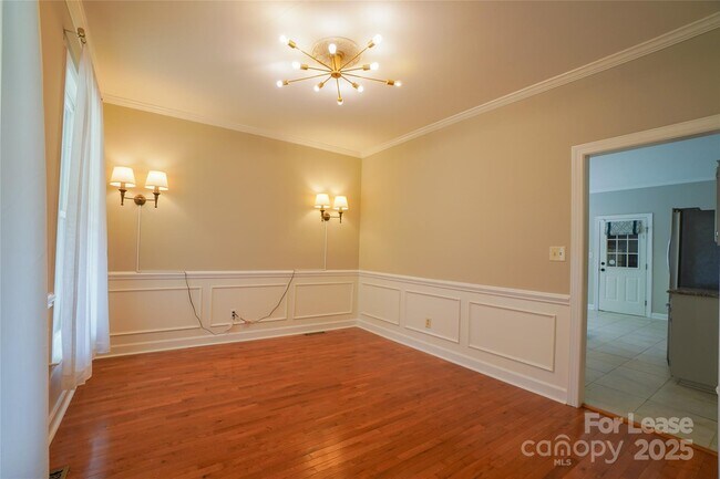 Building Photo - 6932 Foxglove Dr