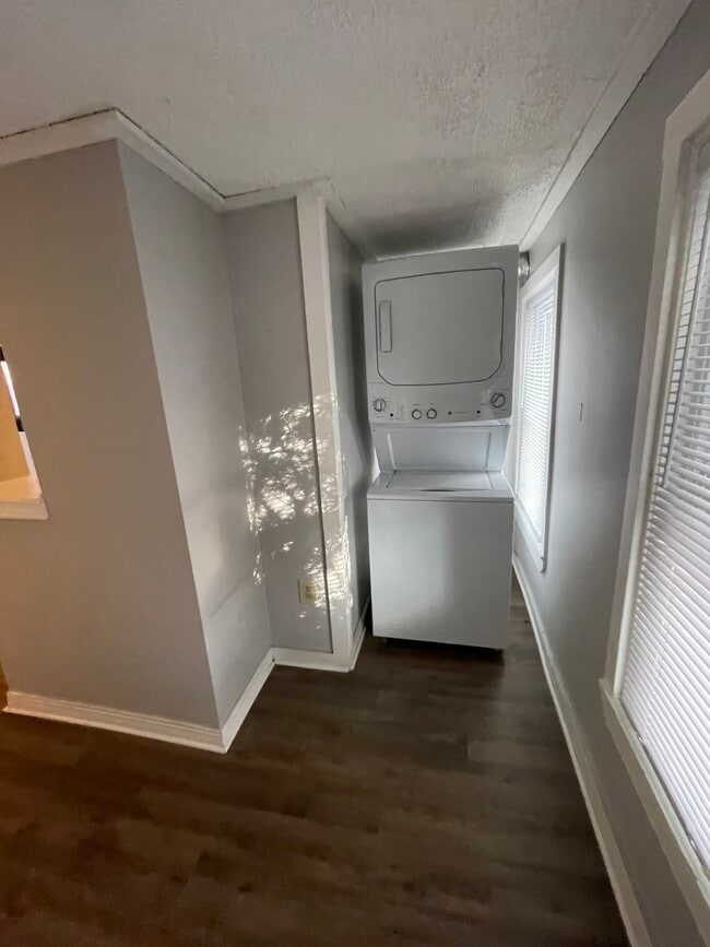 Building Photo - 11 Shirley St