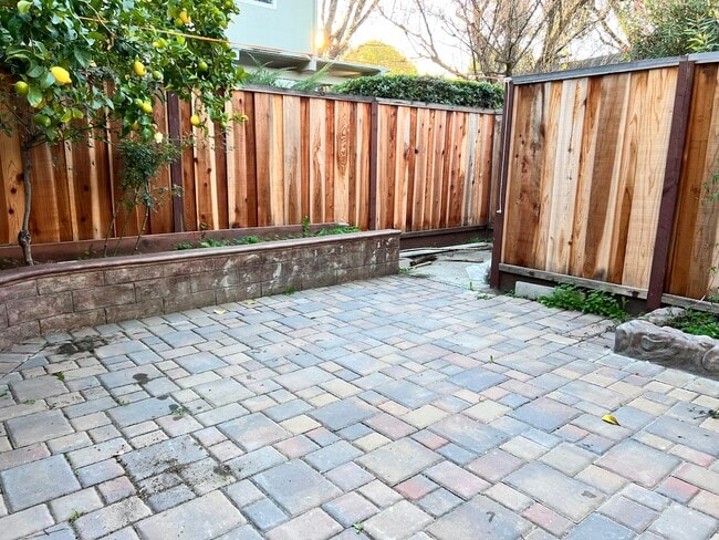 Building Photo - 2047 Montecito Ave