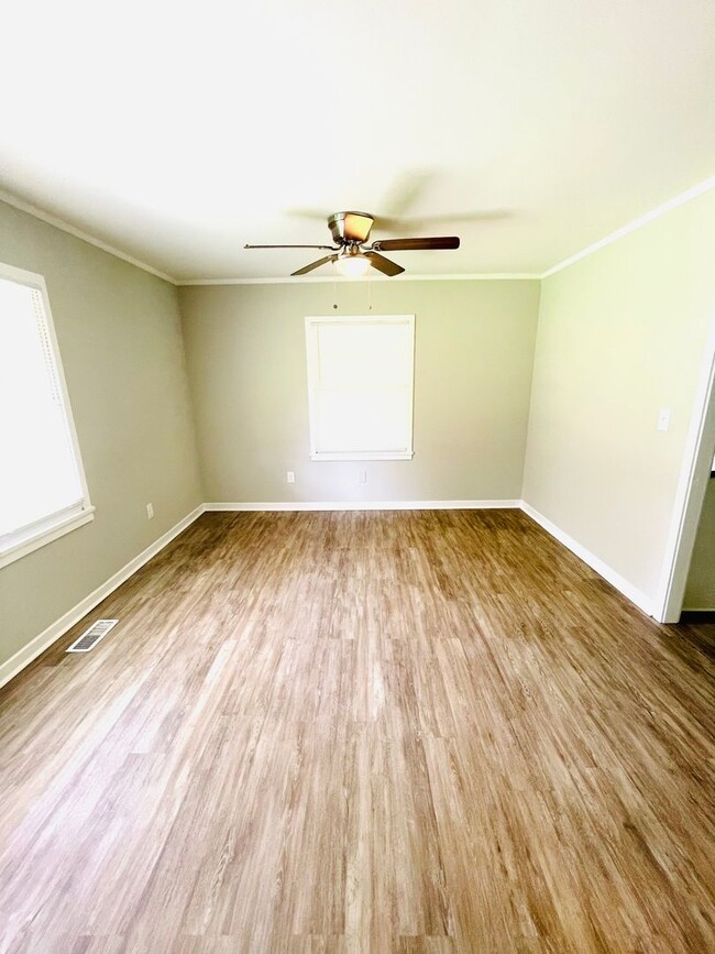 Building Photo - ** 3 Bed 2 Bath home in Forest Hills ** Ca...