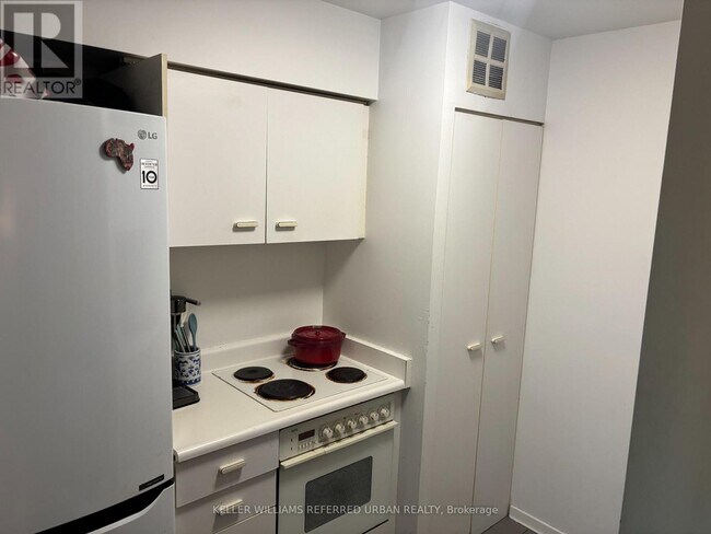 Building Photo - 1055 Bay St.