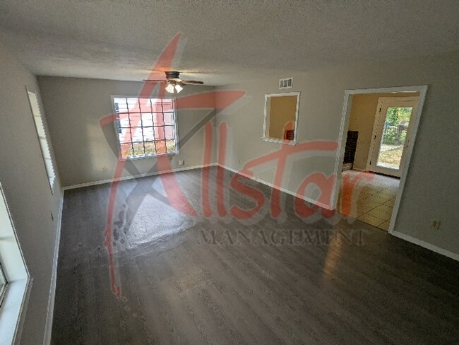 Foto del edificio - 6565 Hermitage Rd