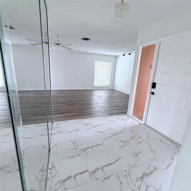 Foto del edificio - 6183 Live Oak Ct