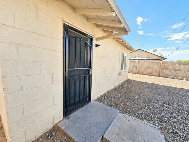 Entrada - 421 W 9th St