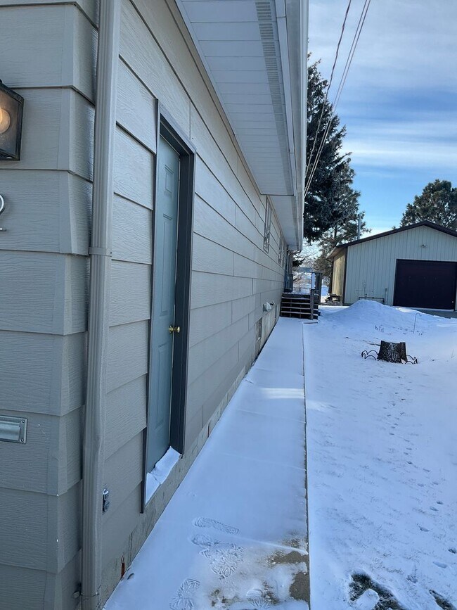 Building Photo - 14 9th Ave SE